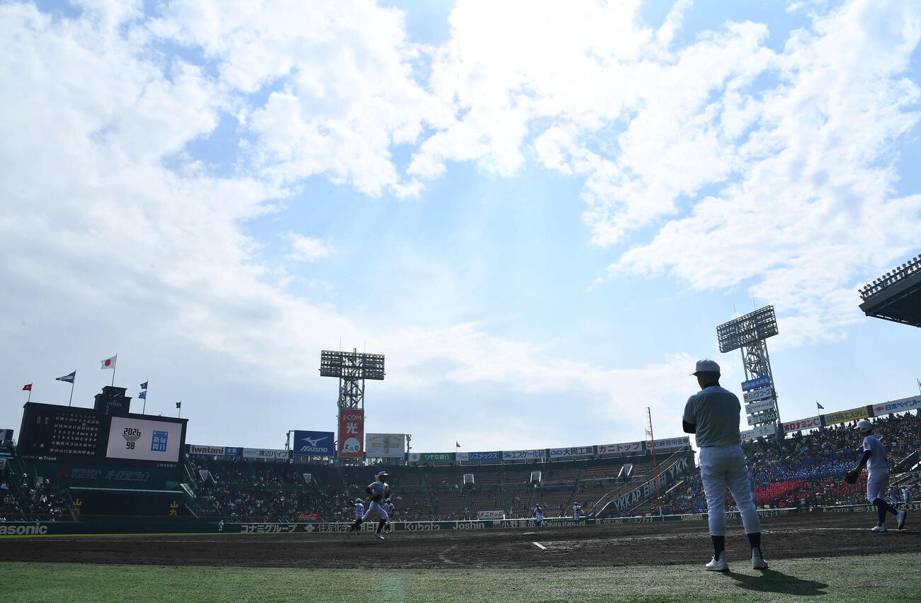 佐野日大対三重　試合前、麦倉監督（右）が見守る前でシートノックを受ける佐野日大ナイン（撮影・岩下翔太）