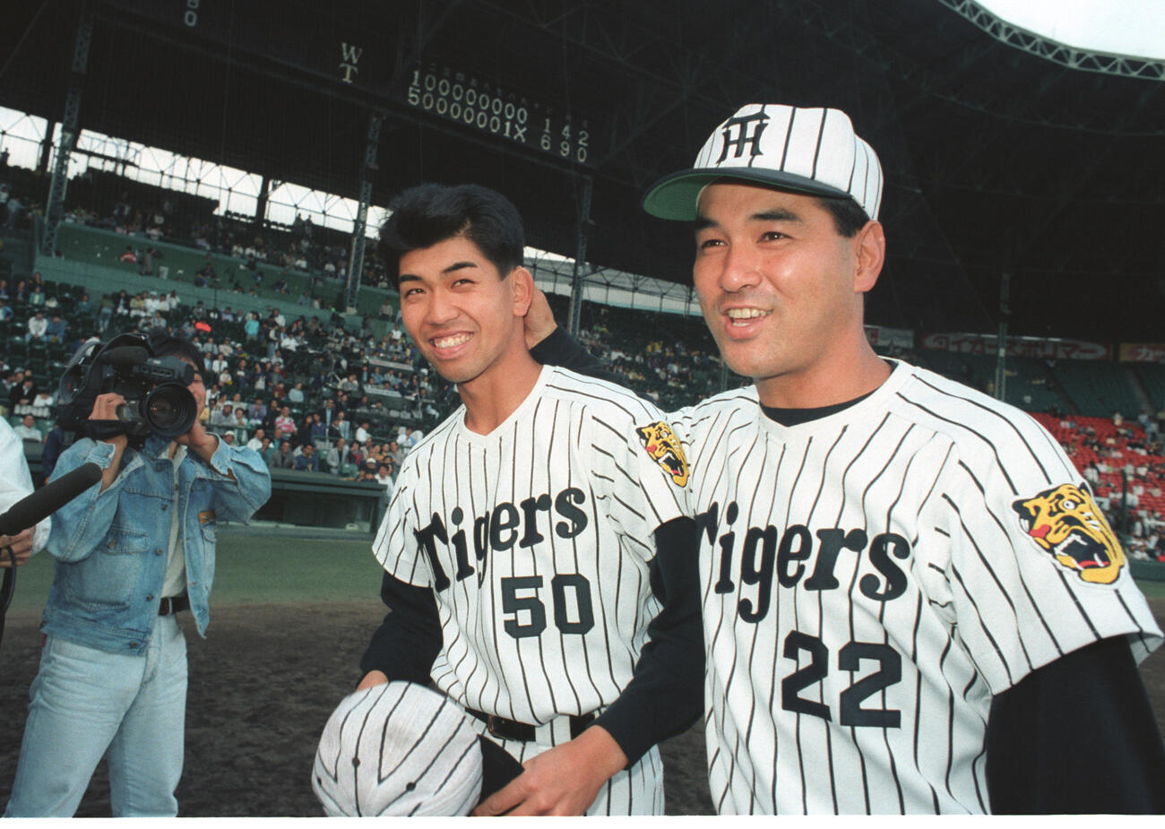 阪神対大洋4回戦　プロ初勝利を挙げた阪神・麦倉洋一（左）はヒーローインタビューで木戸克彦の祝福を受ける（1991年5月6日撮影）