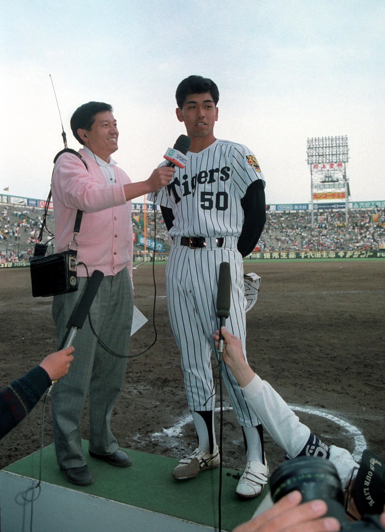 阪神対大洋4回戦　プロ初勝利を挙げてヒーローインタビューを受ける阪神・麦倉洋一（1991年5月6日撮影）