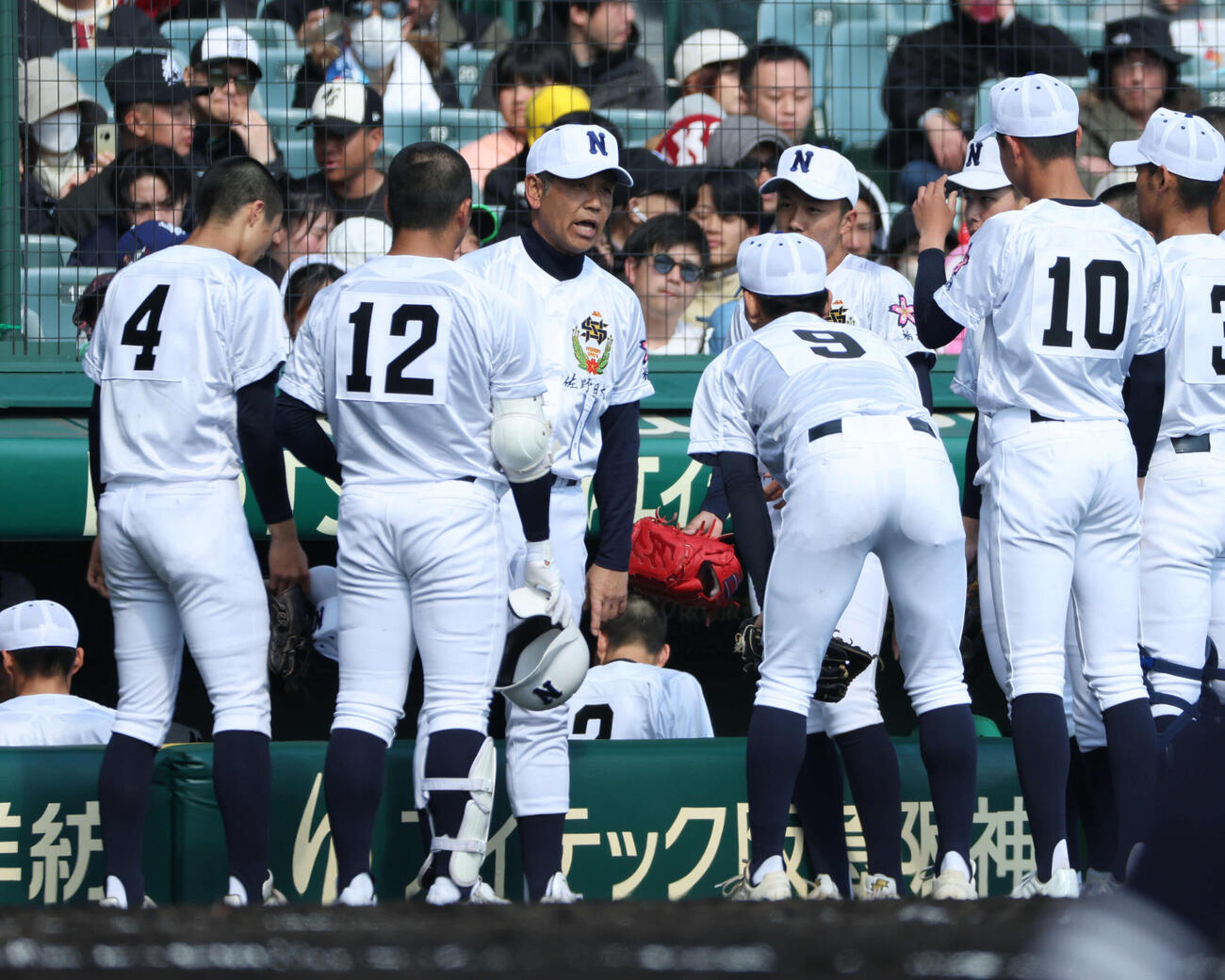 三重対佐野日大　ナインを鼓舞する佐野日大・麦倉監督（撮影・西尾就之）