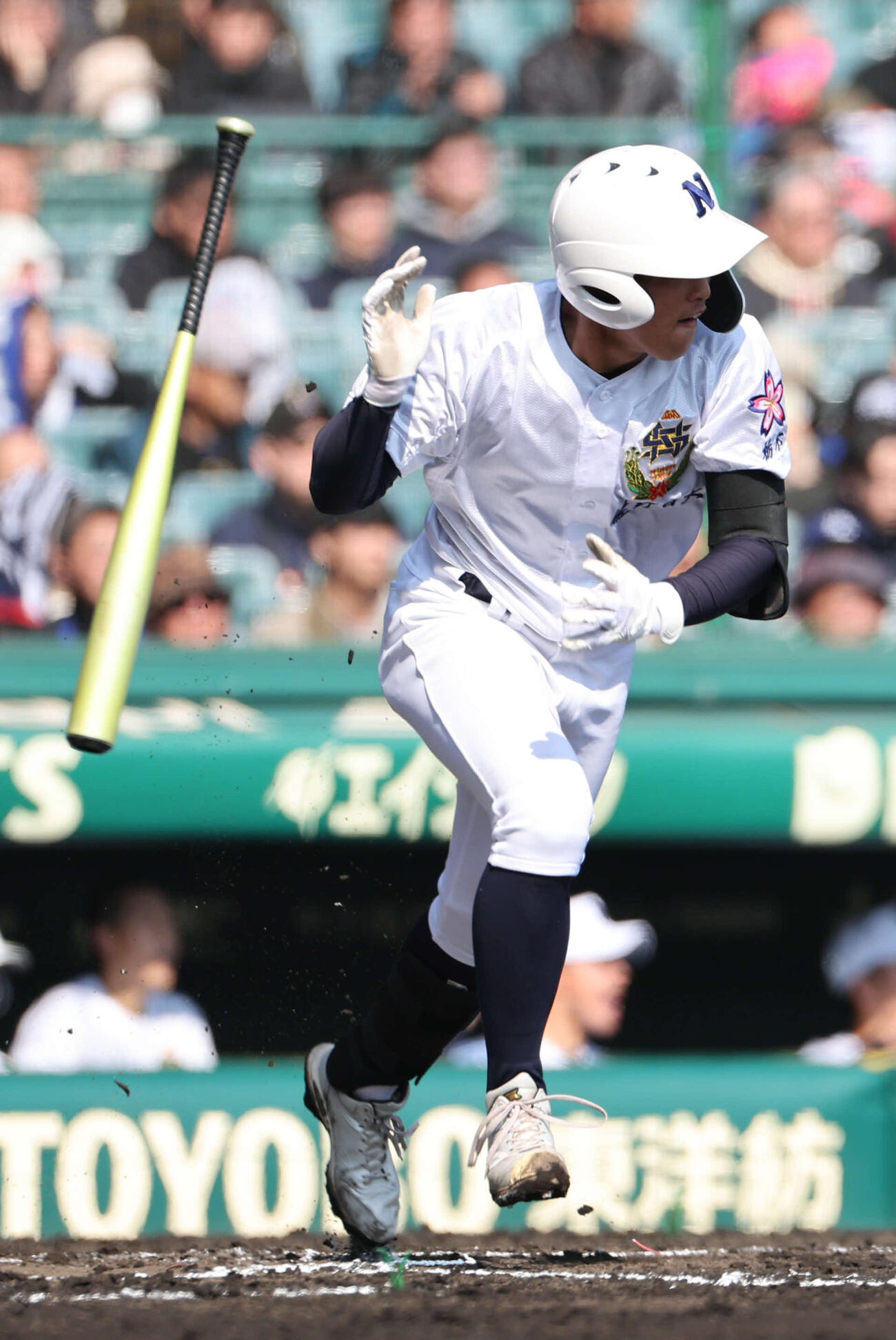 三重対佐野日大　2回表佐野日大1死、中村は左前打を放つ（撮影・西尾就之）