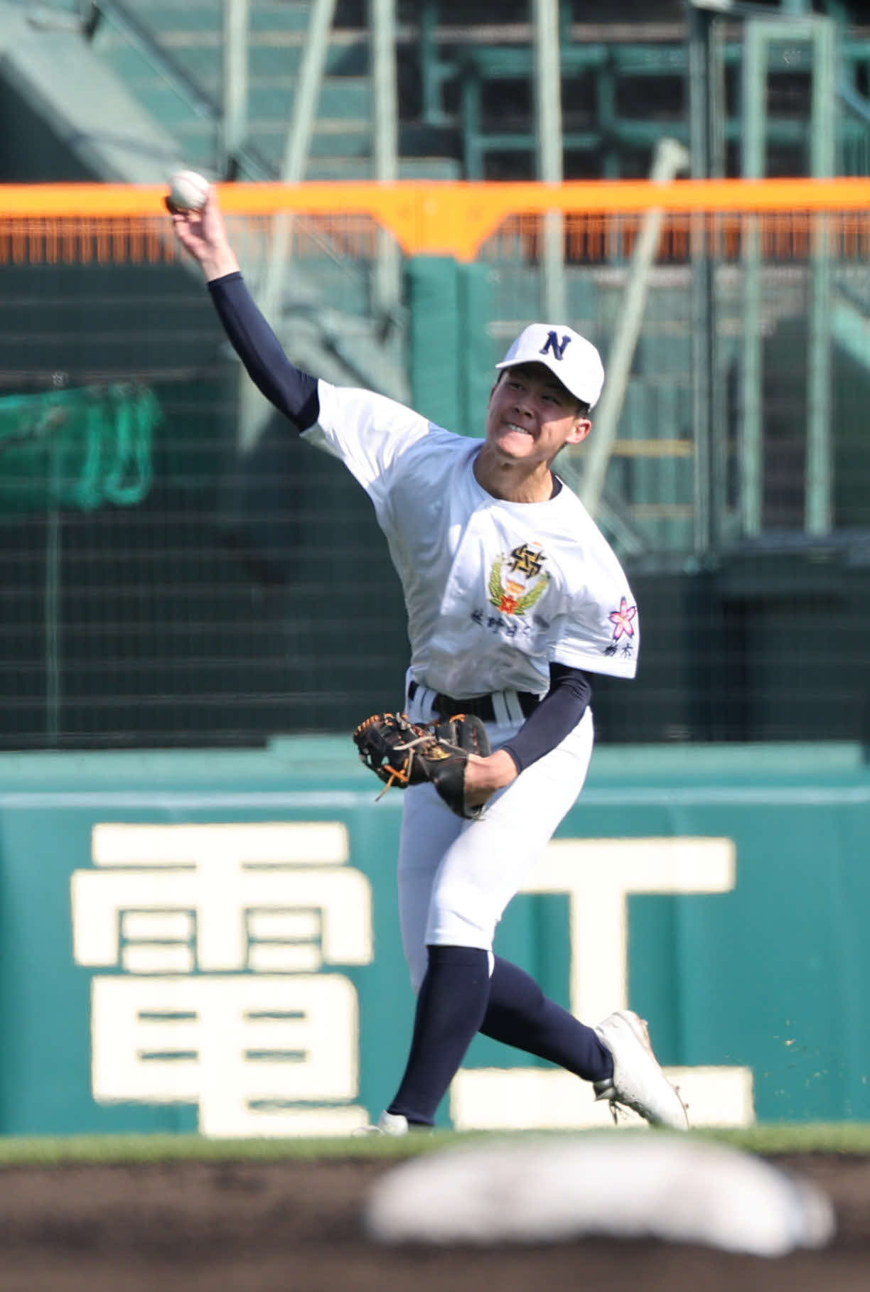 三重対佐野日大　4回裏三重1死二塁、立松の打球を処理した左翼手杉田は本塁へ好送球を見せアウトとなる（撮影・西尾就之）
