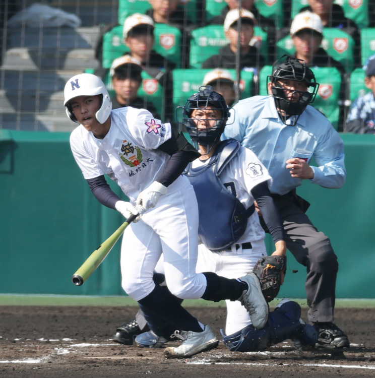 佐野日大対三重　9回表佐野日大2死、中村は右前打を放つ（撮影・上山淳一）