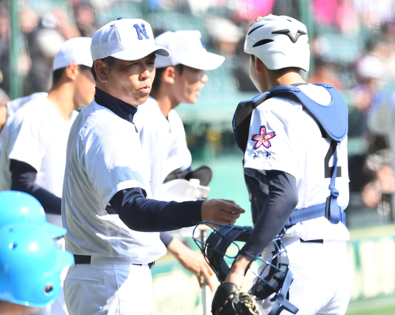 佐野日大対三重　3回裏終了後、須田（右）と話す佐野日大・麦倉監督（撮影・岩下翔太）