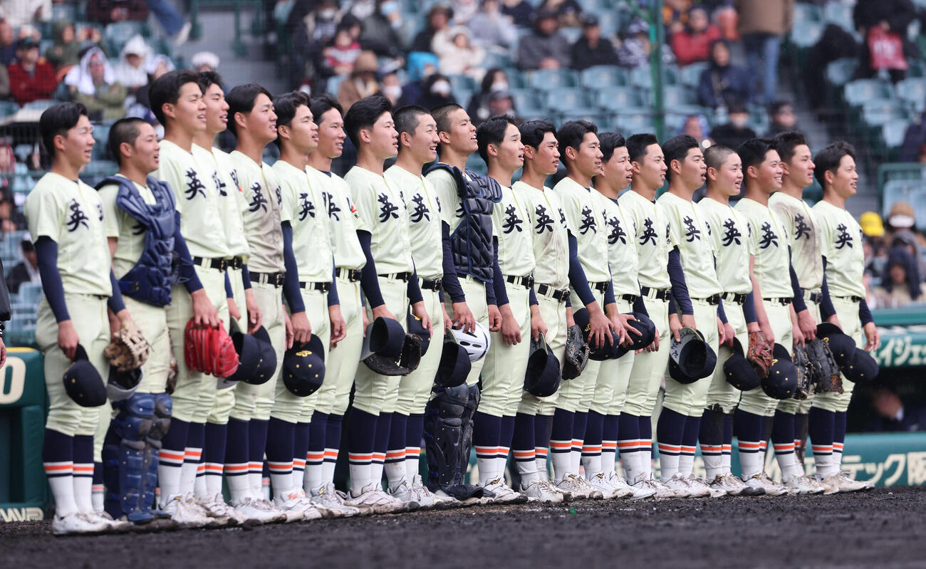 高川学園対英明　初戦を突破し校歌をうたう英明ナイン（撮影・西尾就之）