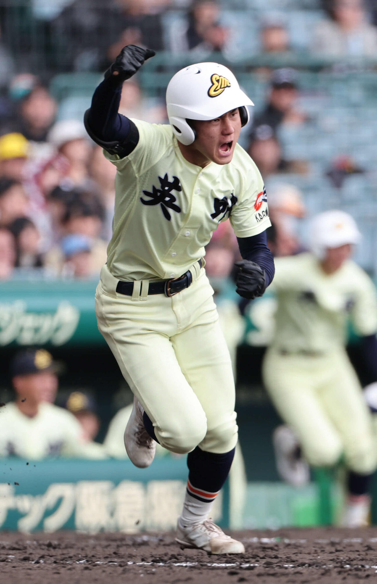高川学園対英明　4回表英明無死二、三塁、矢野は右前適時打を放ちガッツポーズしながら一塁へ向かう（撮影・西尾就之）