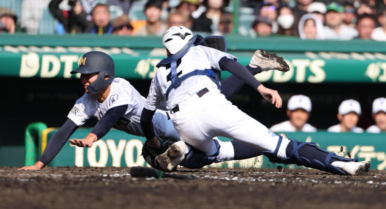三重対佐野日大　4回裏三重1死二塁、立松の左前打で本塁を狙った二走秋山はアウトとなる（撮影・西尾就之）