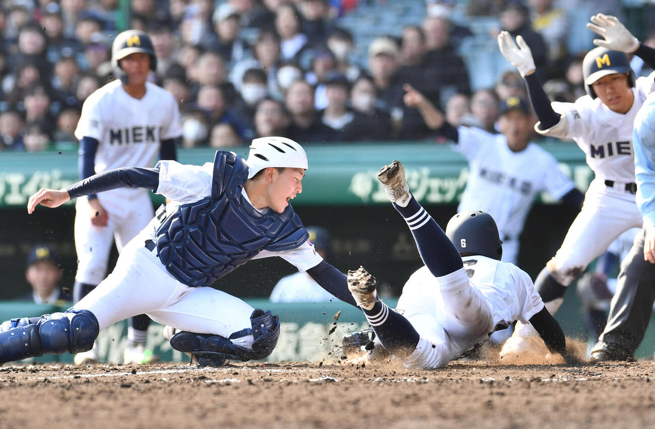 佐野日大対三重　4回裏三重1死二塁、立松の左前安打で生還を狙うも好返球でアウトとなった二塁走者の秋山（撮影・岩下翔太）