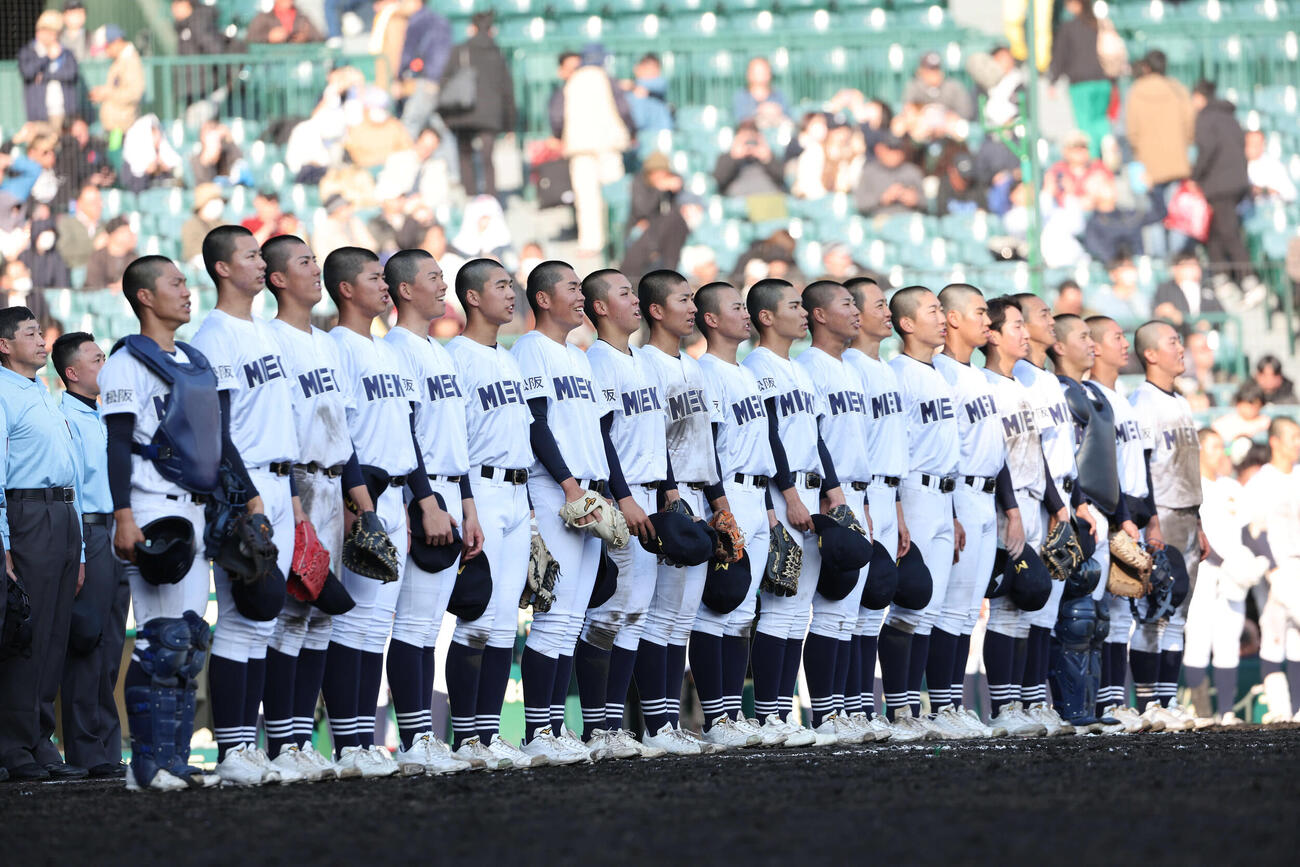 三重対佐野日大　初戦を突破して校歌を歌う三重ナイン（撮影・西尾就之）