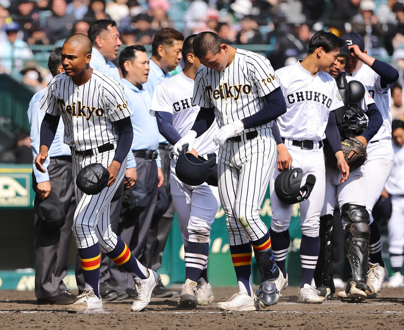 中京大中京対帝京　中京大中京に敗れた帝京・仁礼パスカルジュニア（左）は肩を落としてベンチに引き揚げる（撮影・上田博志）