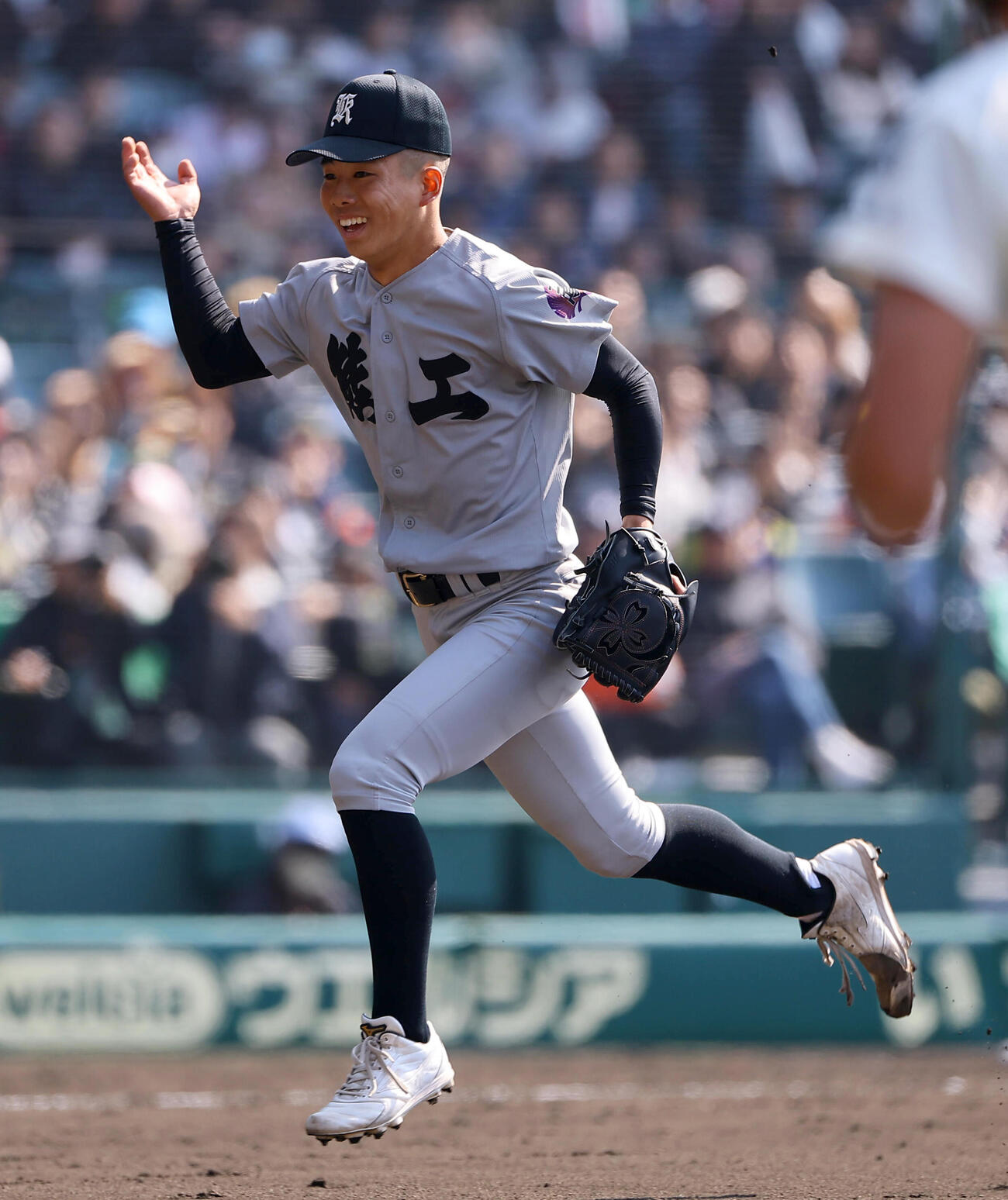 大阪桐蔭対熊本工　5回表大阪桐蔭2死、仲原から三振を奪い笑顔を見せる熊本工・堤（撮影・上田博志）