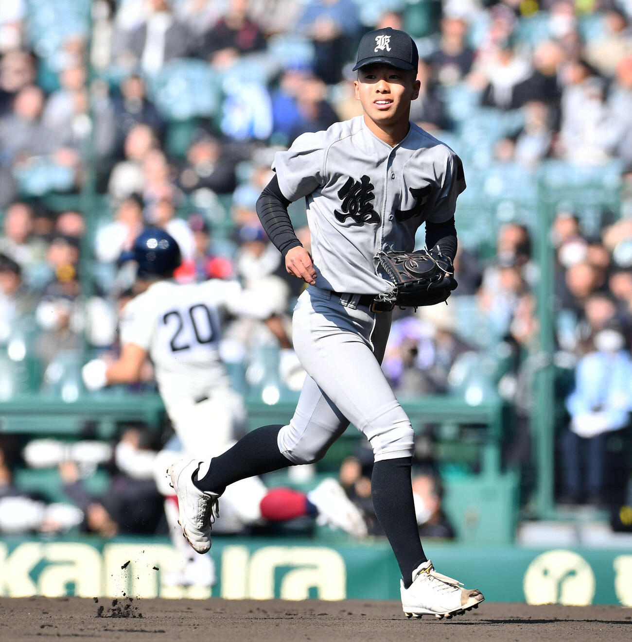 大阪桐蔭対熊本工　1回表大阪桐蔭2死二塁、谷渕（左）に先制の右前適時打を打たれた熊本工・堤（撮影・岩下翔太）
