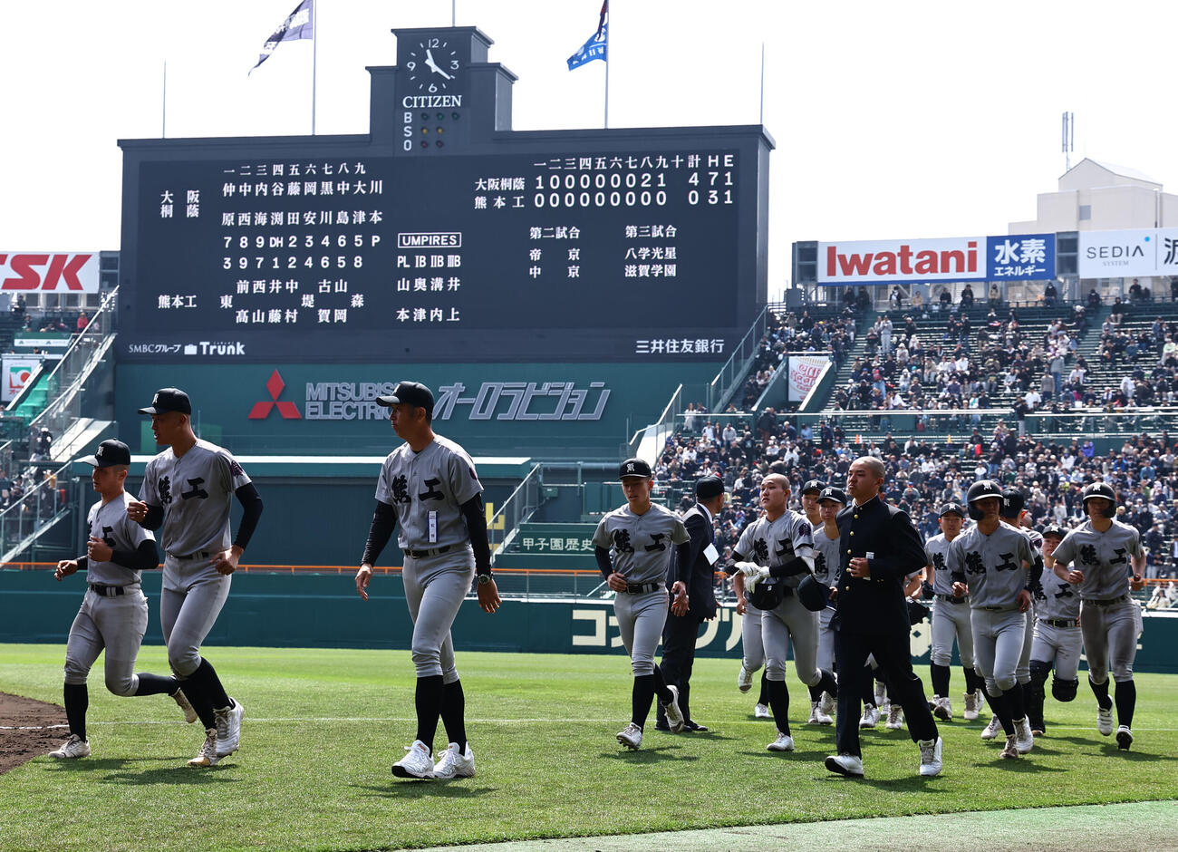 大阪桐蔭対熊本工　応援団にあいさつし甲子園を引き揚げる熊本工ナイン（撮影・上田博志）