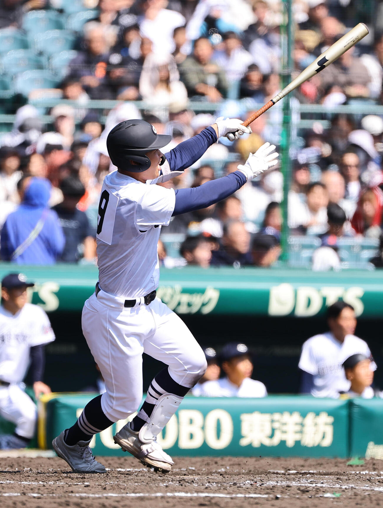 中京大中京対帝京　5回表中京大中京無死一塁、中京大中京・荻田は2点本塁打を放つ（撮影・上田博志）