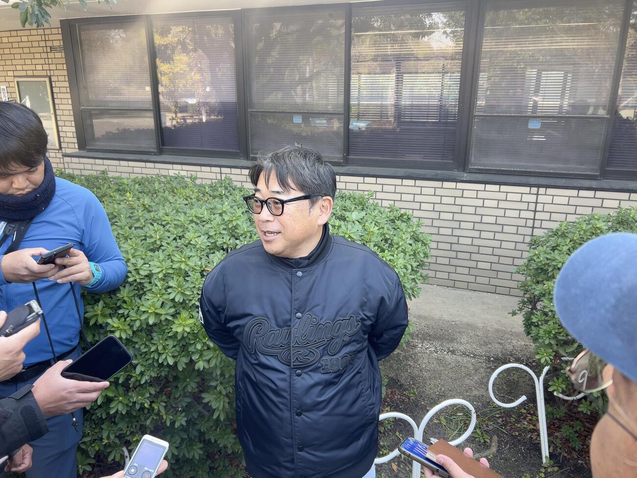 報道陣の取材に応じる山梨学院・吉田監督（撮影・平山連）