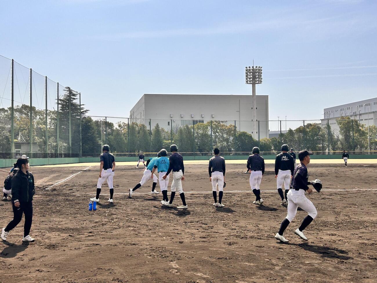 2回戦の大垣日大戦へ調整する山梨学院ナイン（撮影・平山連）