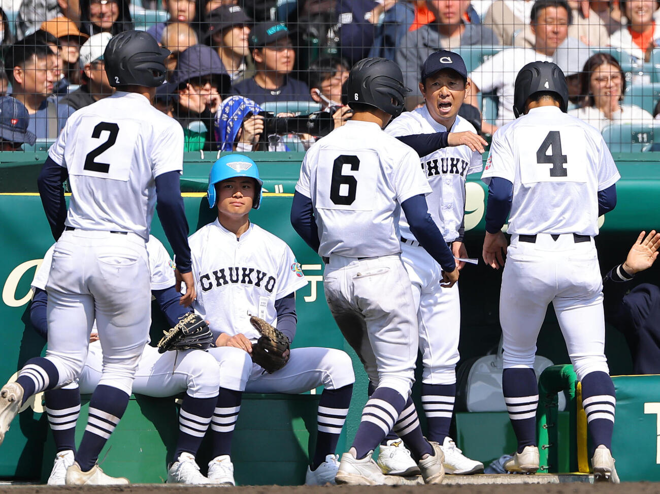 中京大中京対帝京　10回表中京大中京無死満塁、中京大中京・高橋監督（右から2人目）は半田の3点適時二塁打で生還した選手を出迎える（撮影・上田博志）