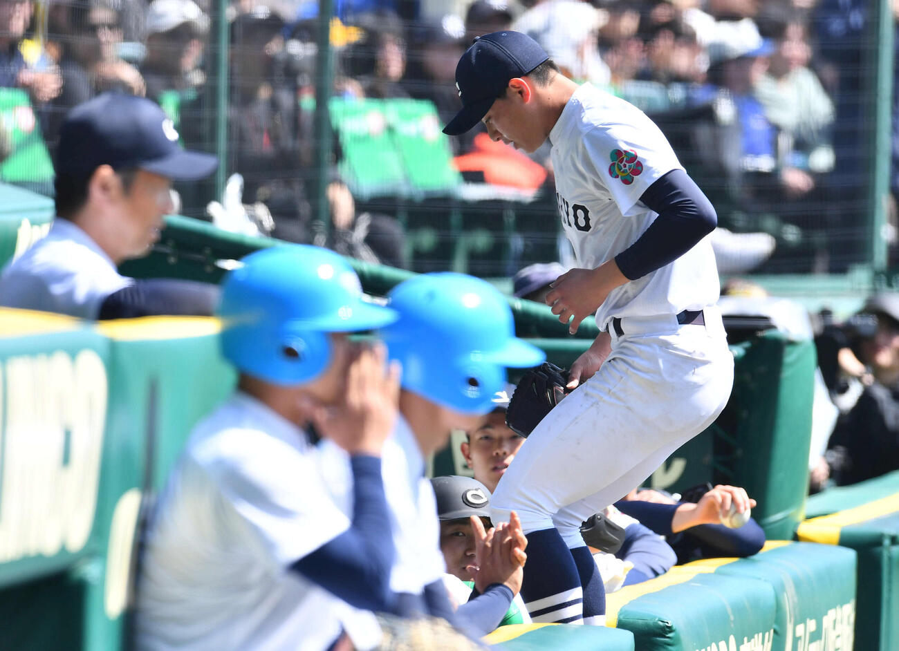 中京大中京対帝京　5回裏、同点に追い付かれて降板となりベンチへ戻る中京大中京・安藤（撮影・岩下翔太）