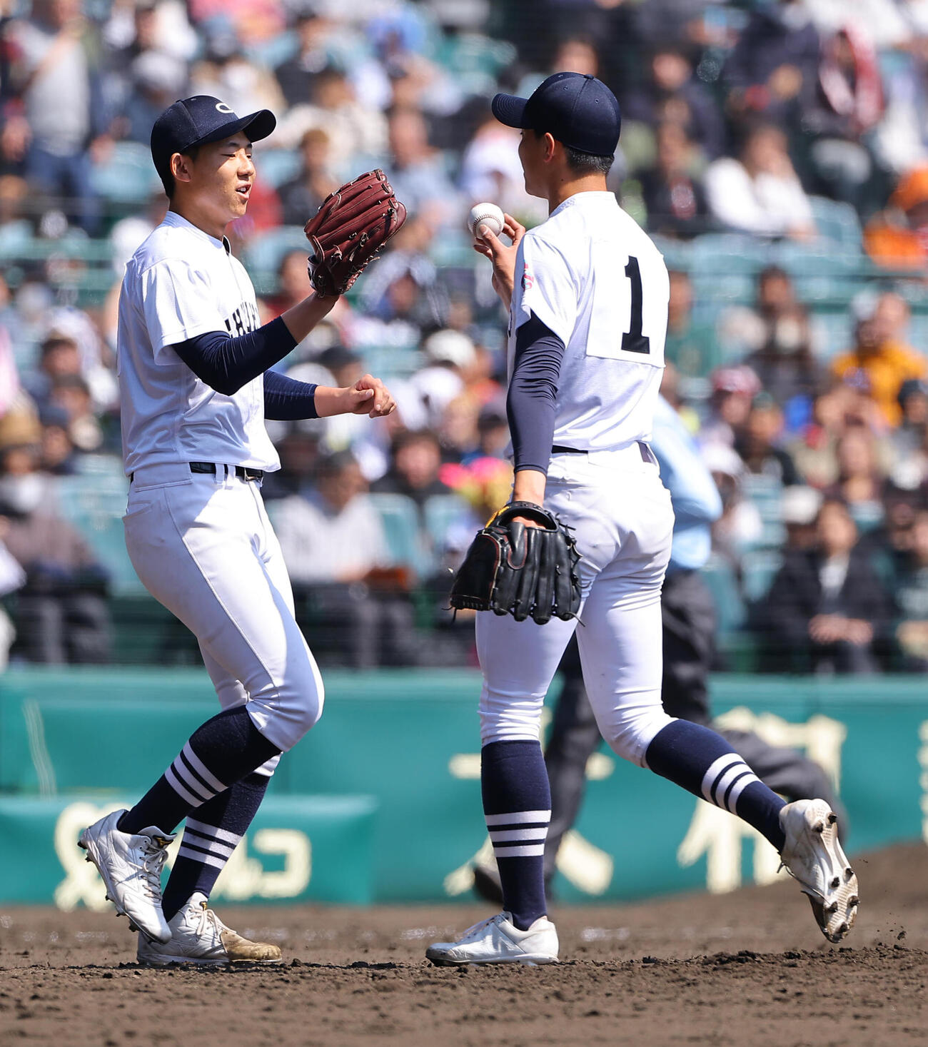 中京大中京対帝京　中京大中京先発安藤（右）と交代する太田（撮影・上田博志）