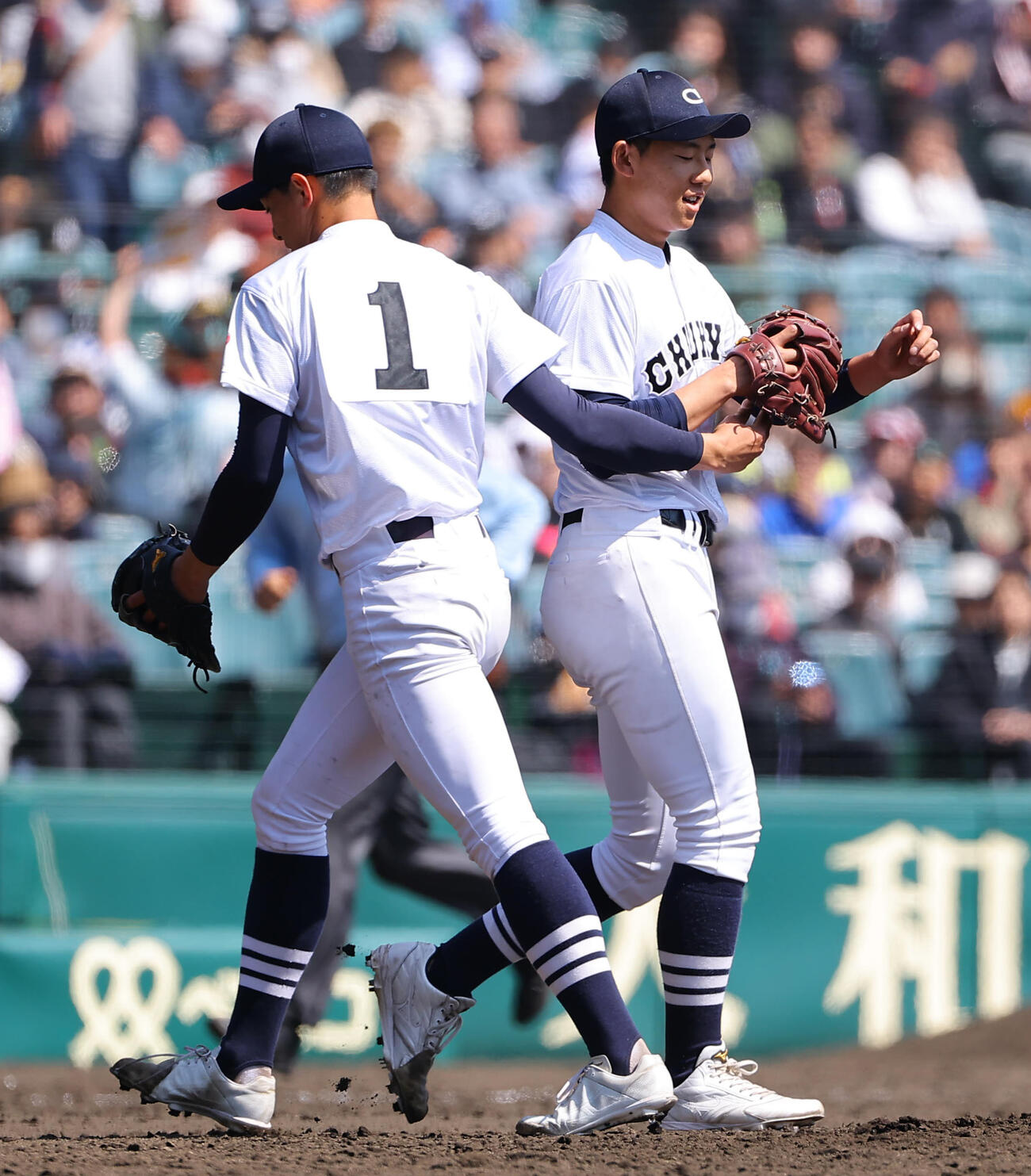 中京大中京対帝京　中京大中京先発安藤（左）と交代する太田（撮影・上田博志）