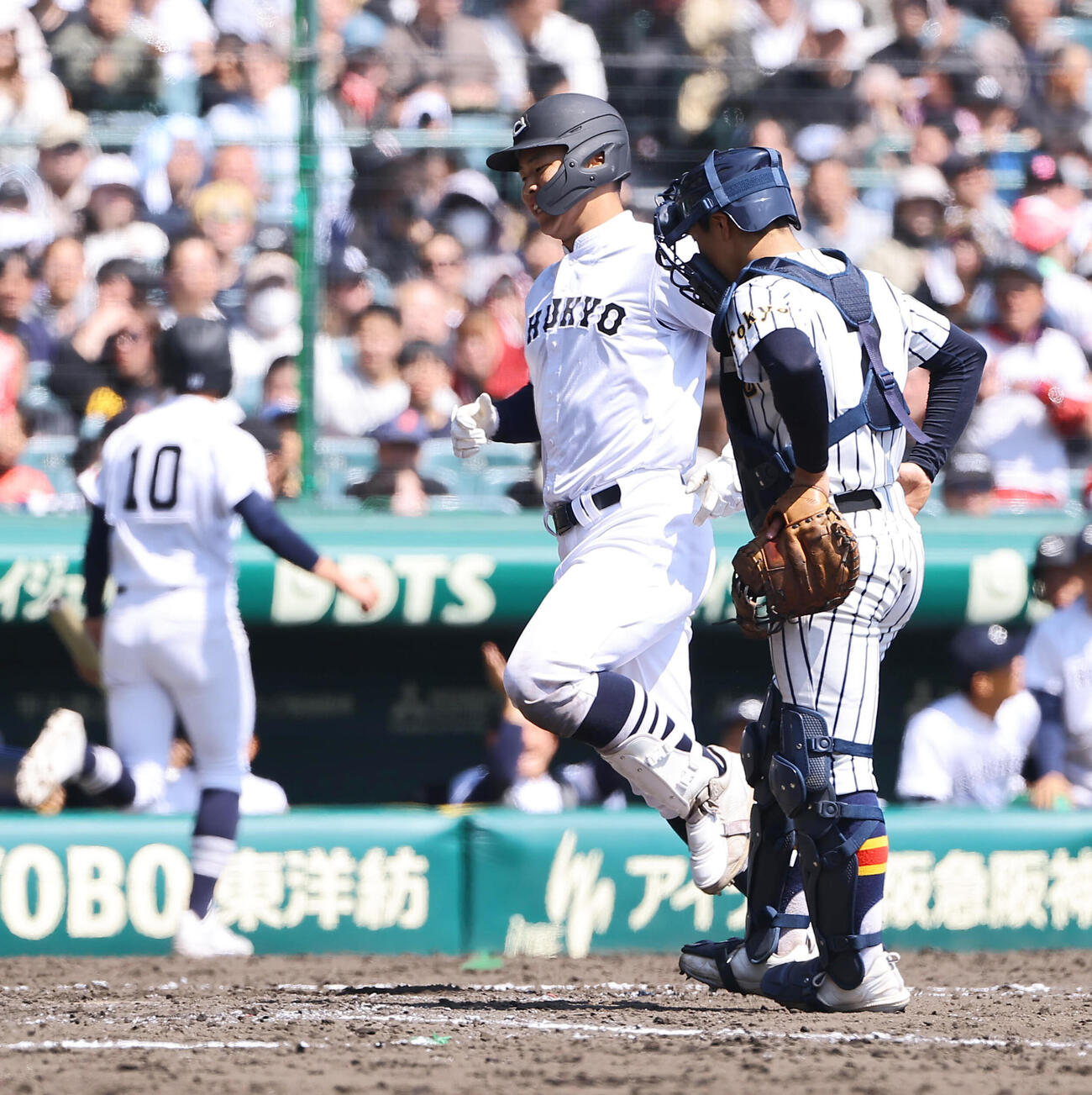中京大中京対帝京　5回表中京大中京無死一塁、中京大中京・荻田は2点本塁打を放つ（撮影・上田博志）