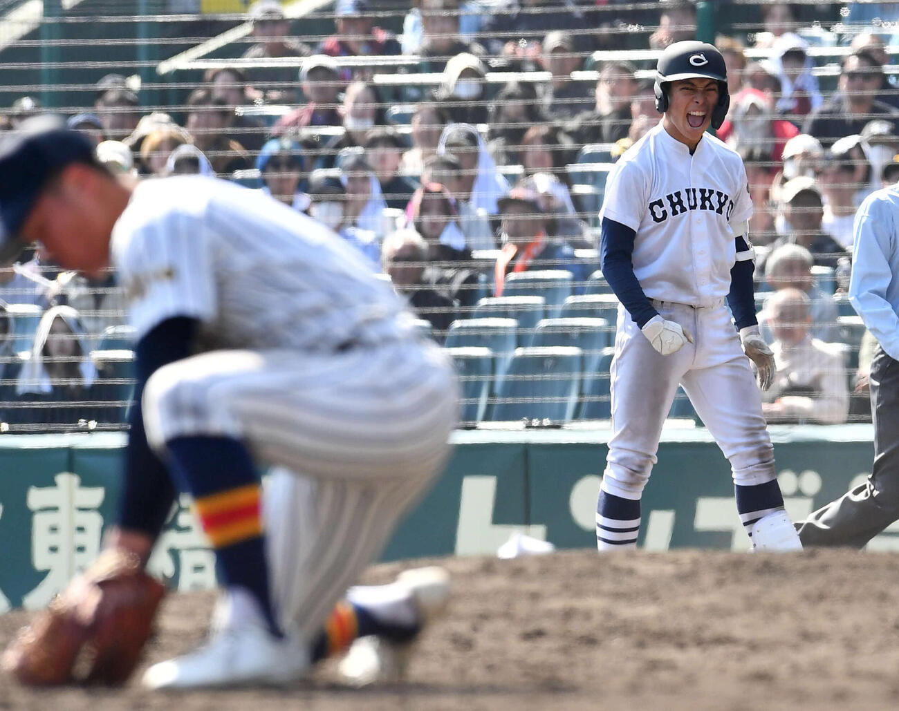 中京大中京対帝京　10回表中京大中京無死満塁、勝ち越しの左前適時打を放ち、雄たけびをあげる田中（撮影・岩下翔太）