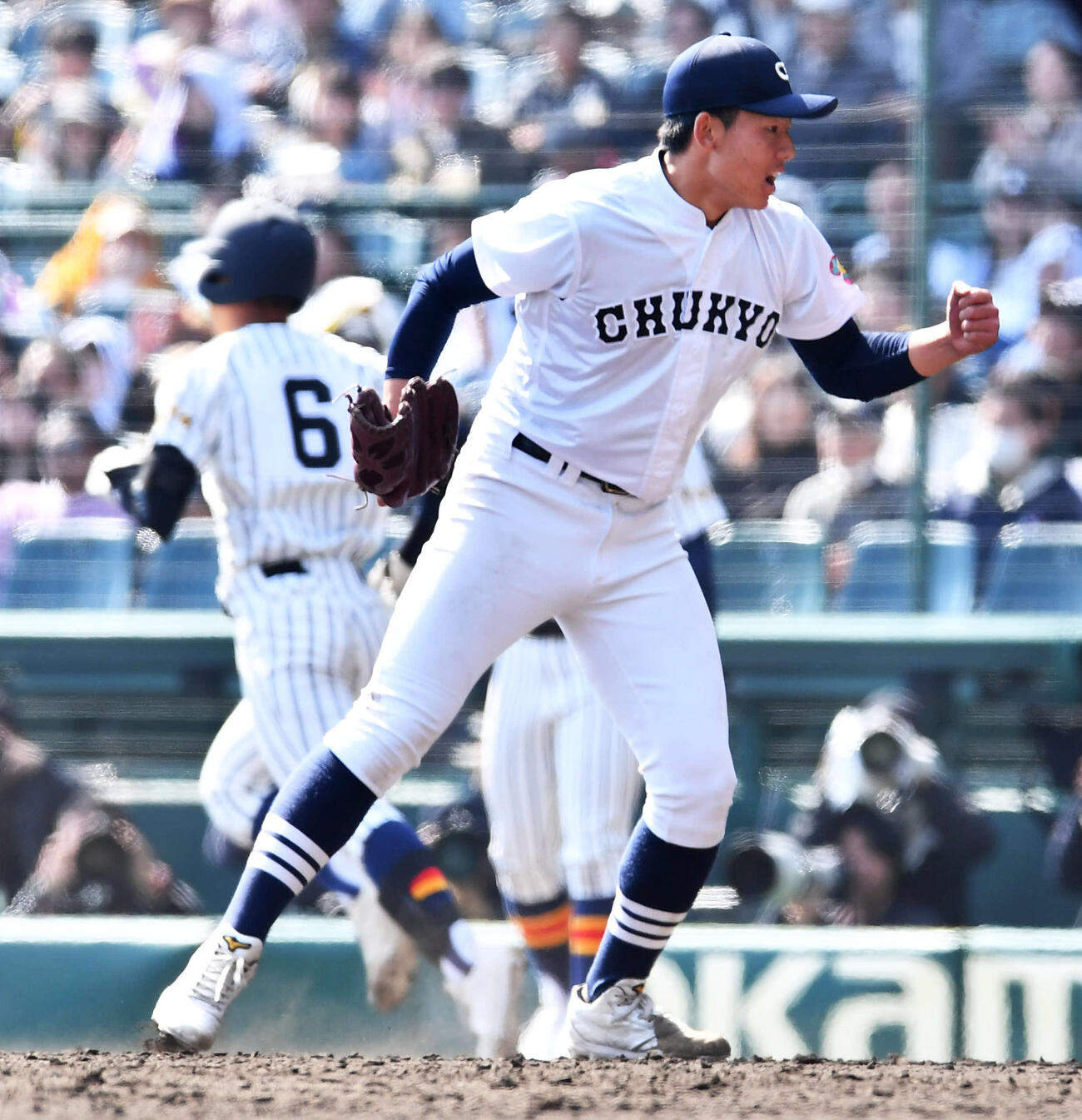 中京大中京対帝京　10回裏帝京2死満塁、木村（左）を遊ゴロに抑えて勝利し、ガッツポーズする中京大中京・太田（撮影・岩下翔太）
