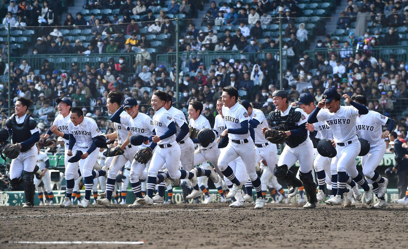 中京大中京対帝京　帝京に勝利し、笑顔で応援団のもとに駆けだす中京大中京ナイン（撮影・岩下翔太）