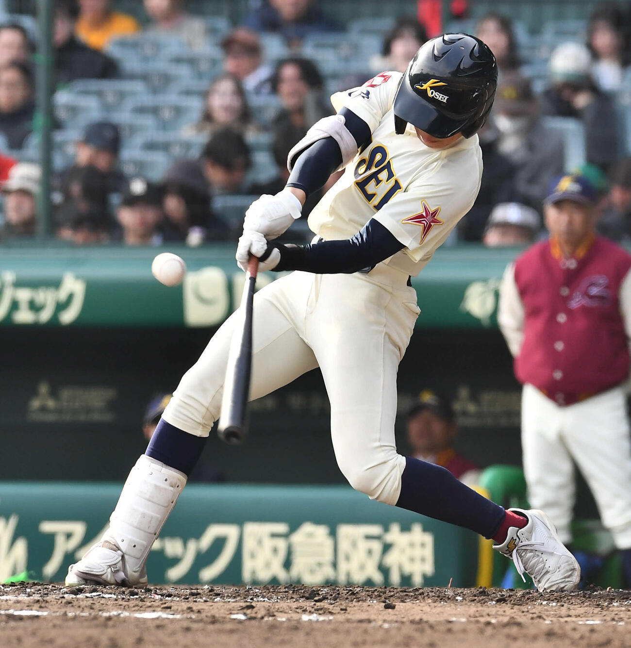 滋賀学園対八戸学院光星　3回裏八戸学院光星2死二塁、新谷は左翼線へ勝ち越しの適時二塁打を放つ（撮影・岩下翔太）
