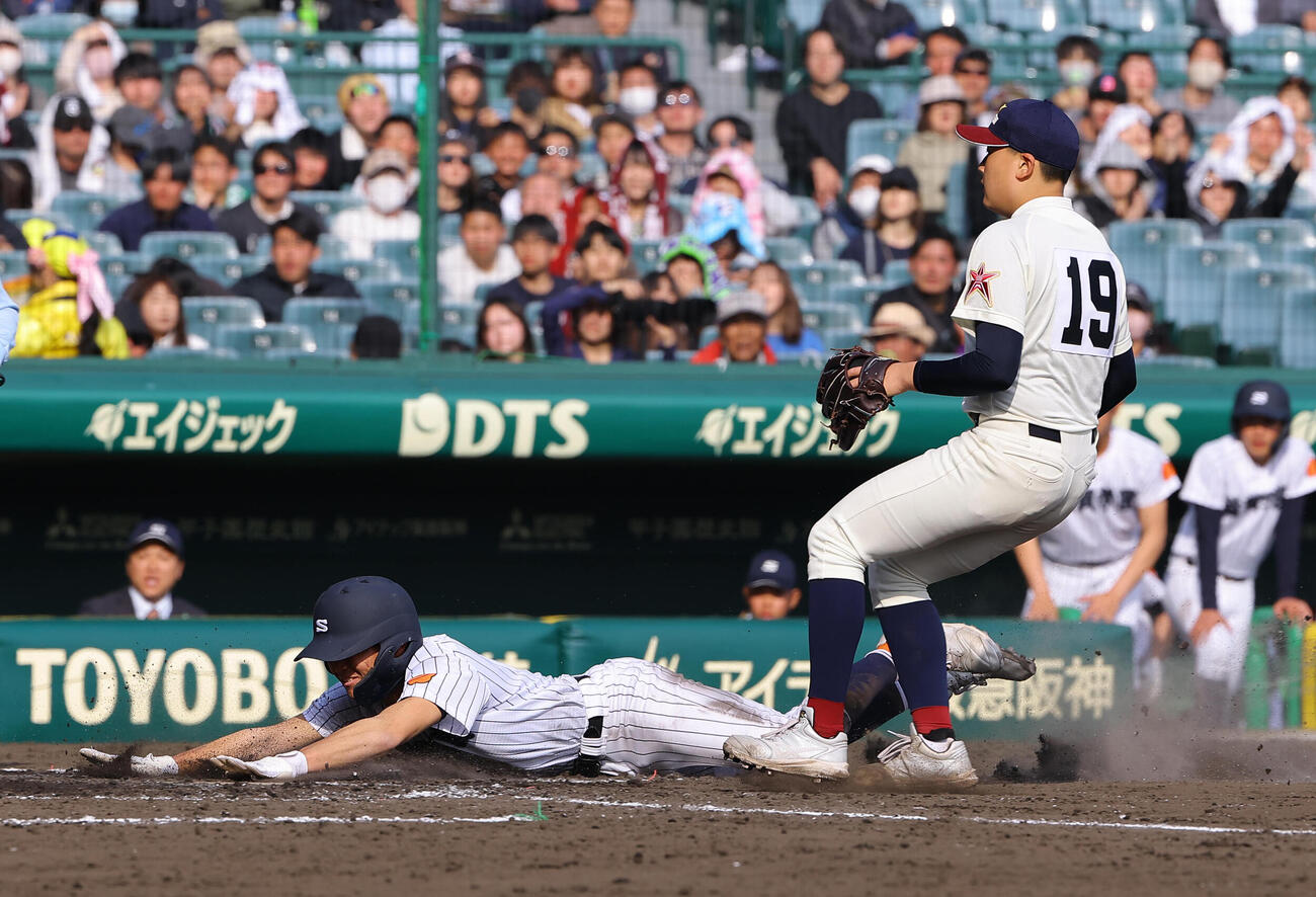 滋賀学園対八戸学院光星　4回表滋賀学園1死三塁、岩崎（右）の暴投で生還する中村（撮影・上田博志）