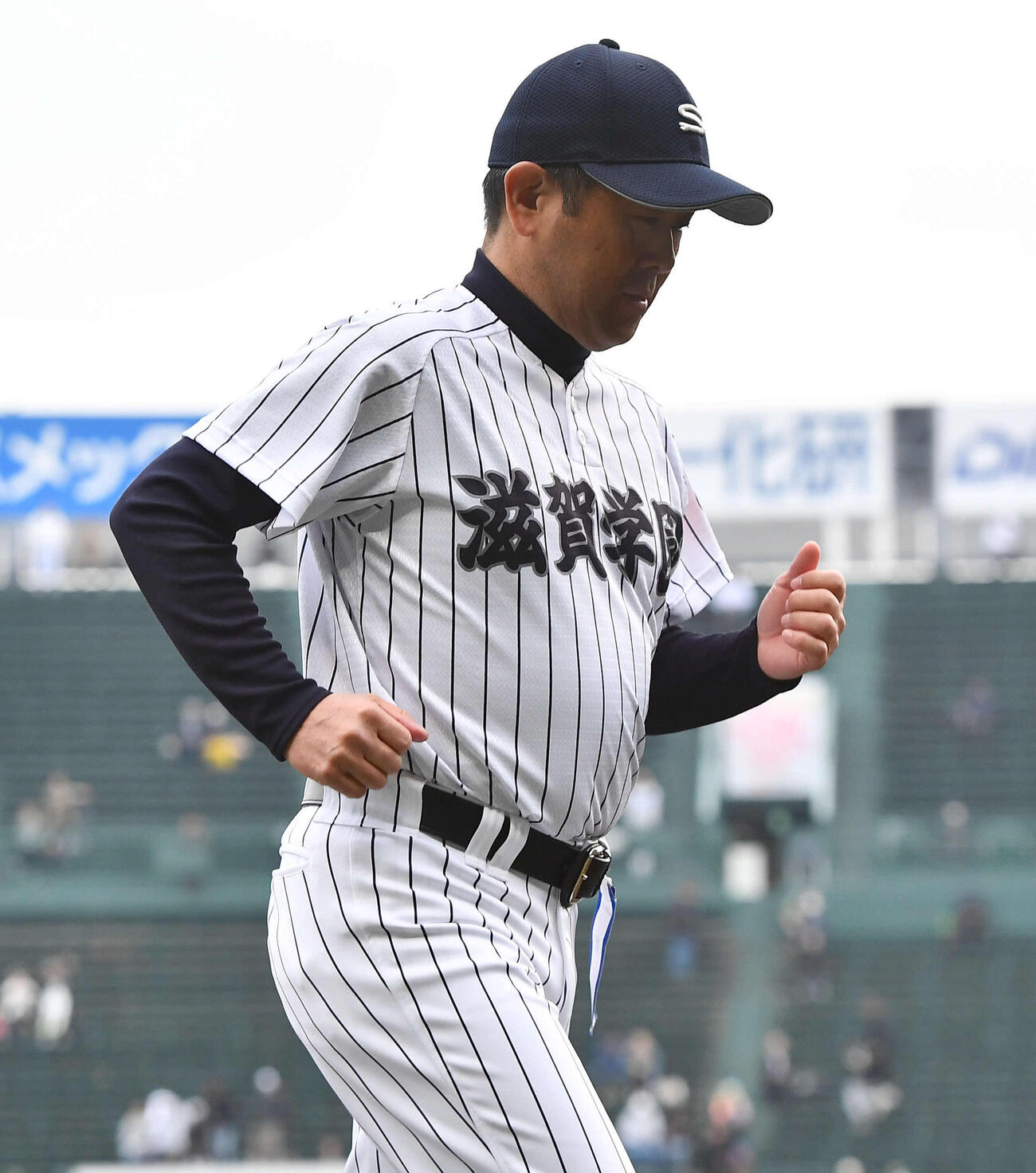 滋賀学園対八戸学院光星　八戸学院光星に敗れ、肩を落としながら引き揚げる滋賀学園・山口監督（撮影・岩下翔太）