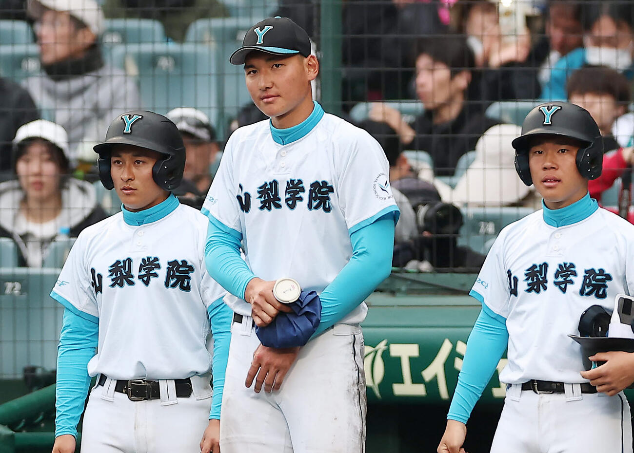 22日、山梨学院対長崎日大　交代しベンチに下がり、左手首をアイシングする山梨学院・菰田（撮影・前田充）
