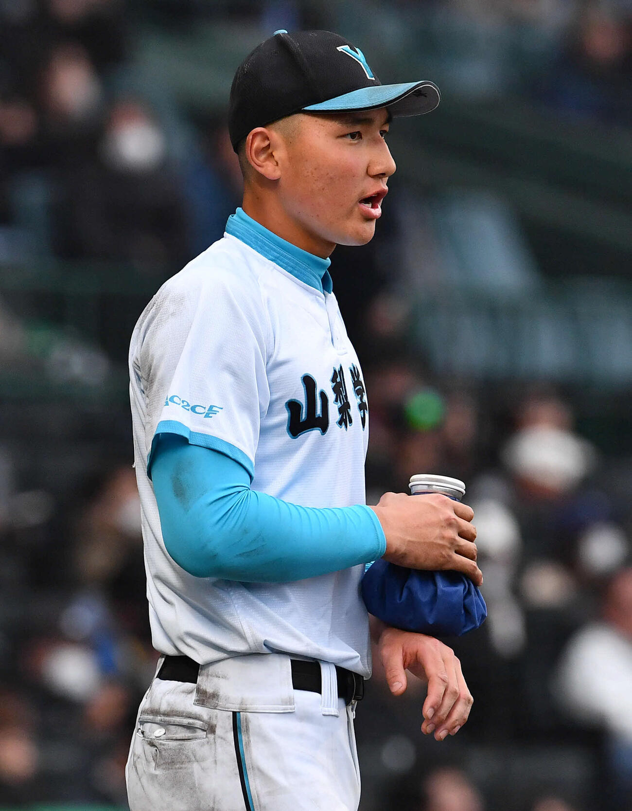 山梨学院対長崎日大　6回裏終了後、左手をアイシングする山梨学院・菰田（2026年3月撮影）