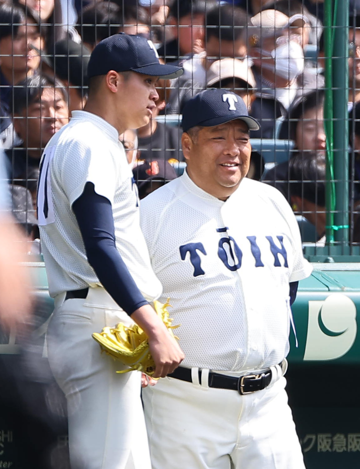 大阪桐蔭対熊本工　大阪桐蔭先発の川本（左）に声を掛ける西谷監督（撮影・上田博志）