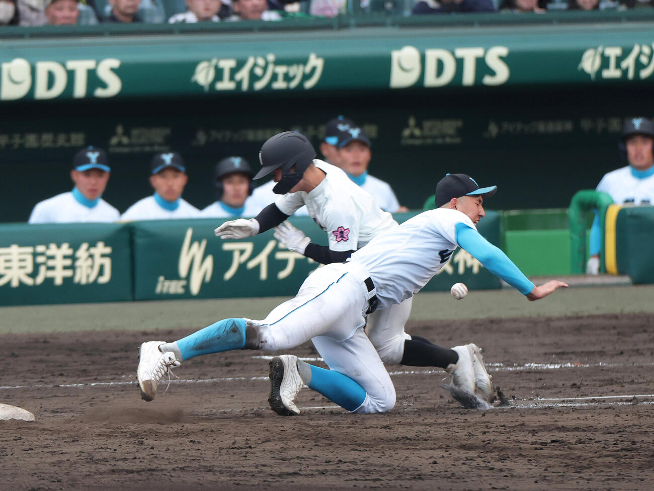 長崎日大戦で悪送球を捕ろうとして走者と交錯する菰田陽生
