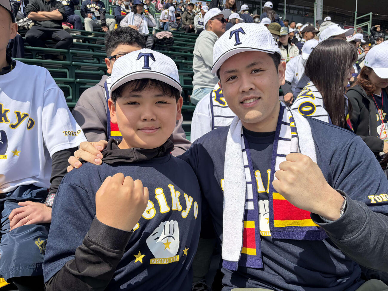 アルプスで帝京、目代龍之介を応援する（左から）弟の一番さんと、兄の康悟さん（撮影・保坂淑子）