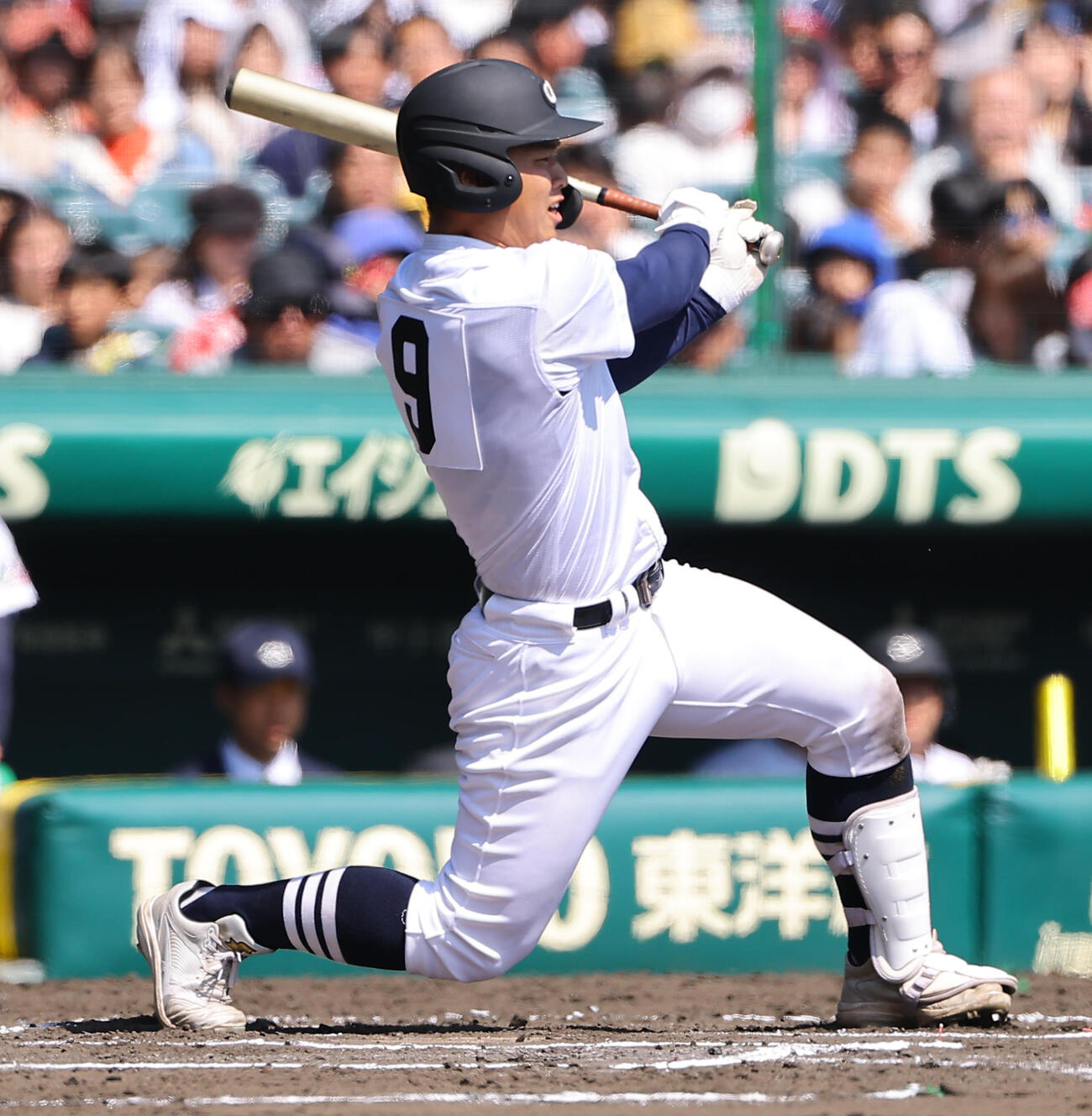 中京大中京対帝京　6回表中京大中京2死一塁、中京大中京・荻田は安打を放つ（撮影・上田博志）