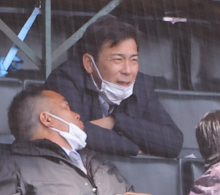 中京大中京対帝京　試合を視察する中日荒木編成本部長補佐（撮影・上田博志）
