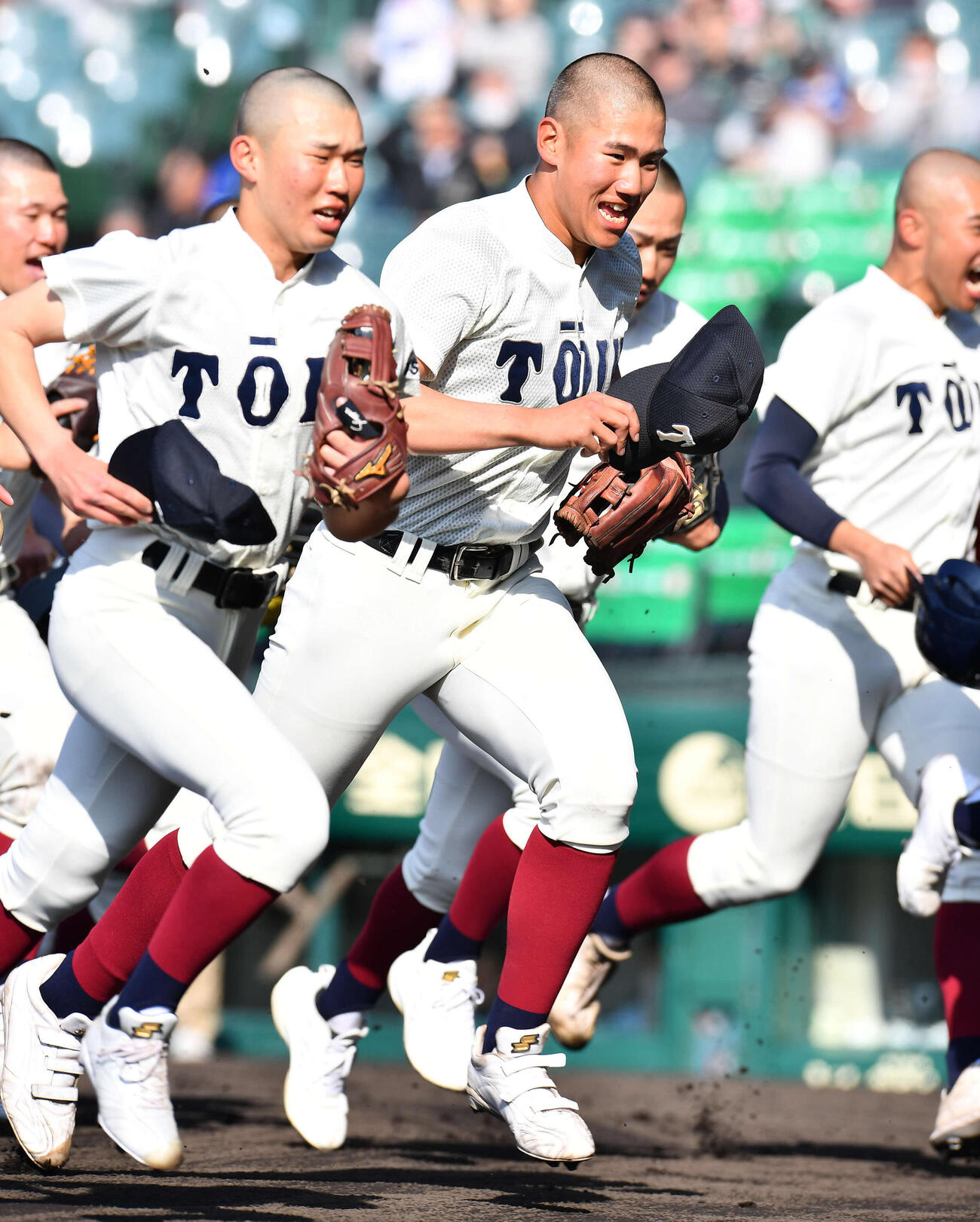 大阪桐蔭対熊本工　試合前、シートノックを終えてベンチへ戻る中村（中央）ら大阪桐蔭ナイン（撮影・岩下翔太）
