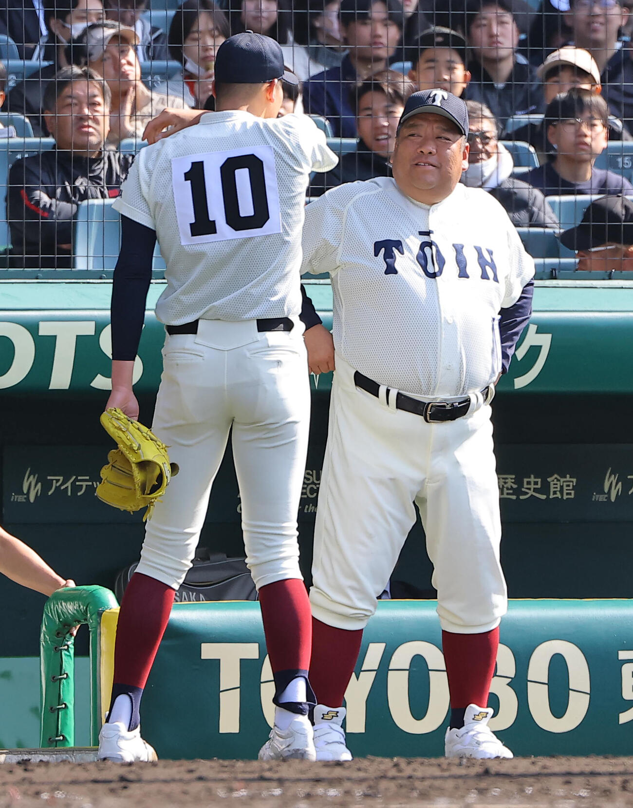 大阪桐蔭対熊本工　大阪桐蔭先発の川本（左）に声を掛ける西谷監督（撮影・上田博志）