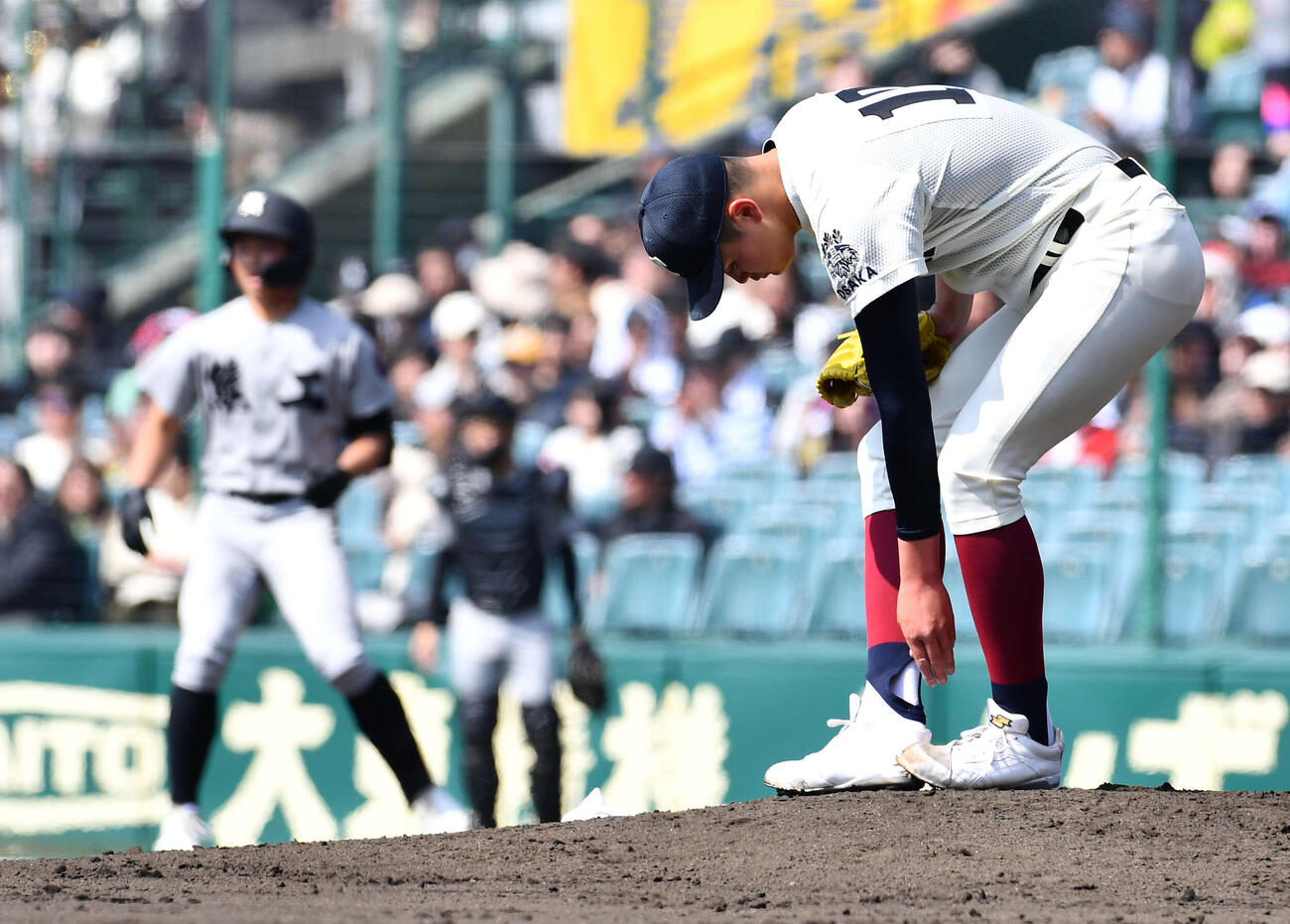 大阪桐蔭対熊本工　6回裏熊本工2死、前高（左）にこの試合初安打を許した大阪桐蔭・川本（撮影・岩下翔太）