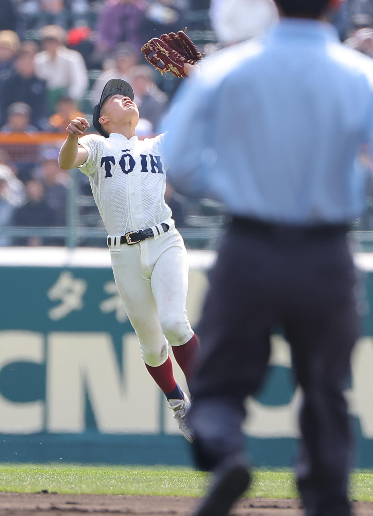 大阪桐蔭対熊本工　6回裏熊本工21死二塁、中島は井藤の遊飛を好捕する（撮影・上田博志）