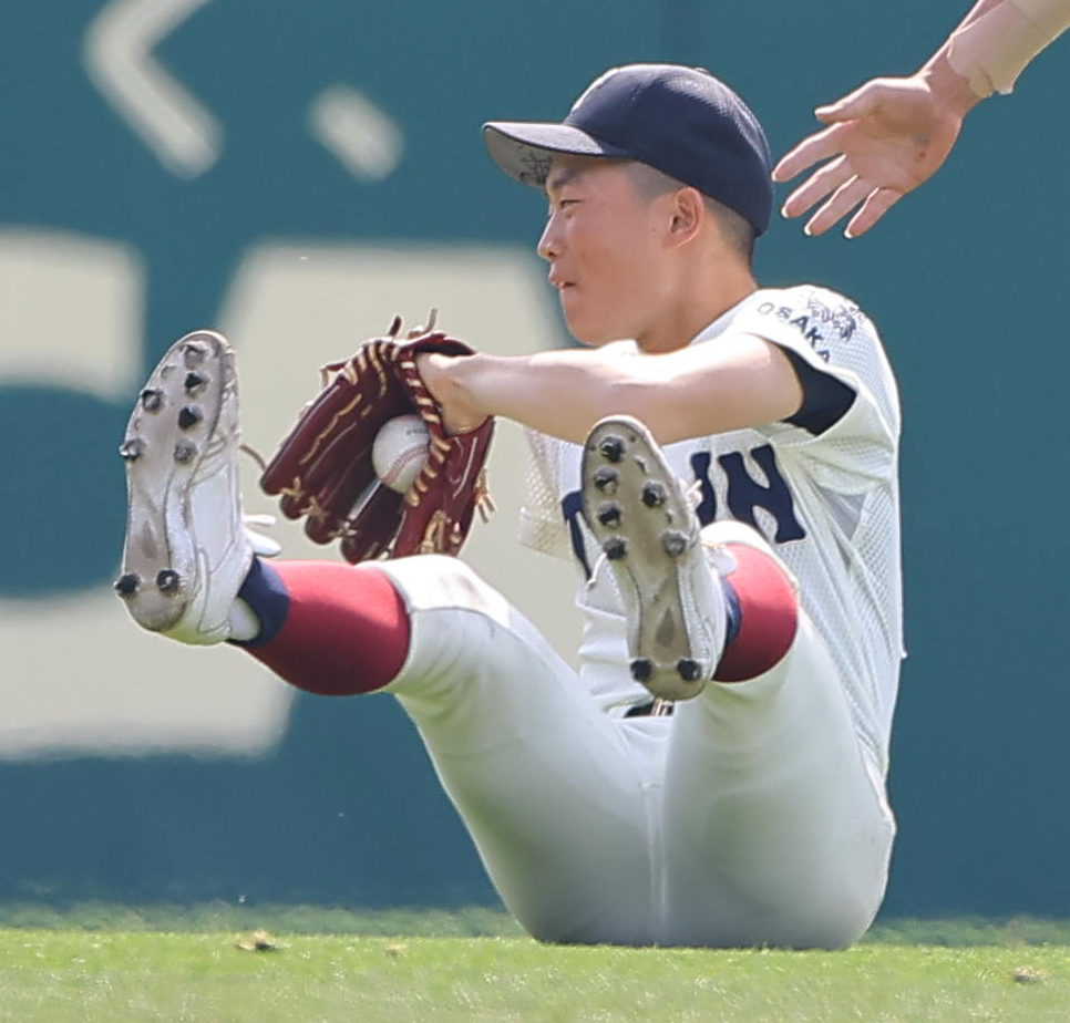大阪桐蔭対熊本工　6回裏熊本工21死二塁、中島は井藤の遊飛を好捕する（撮影・上田博志）