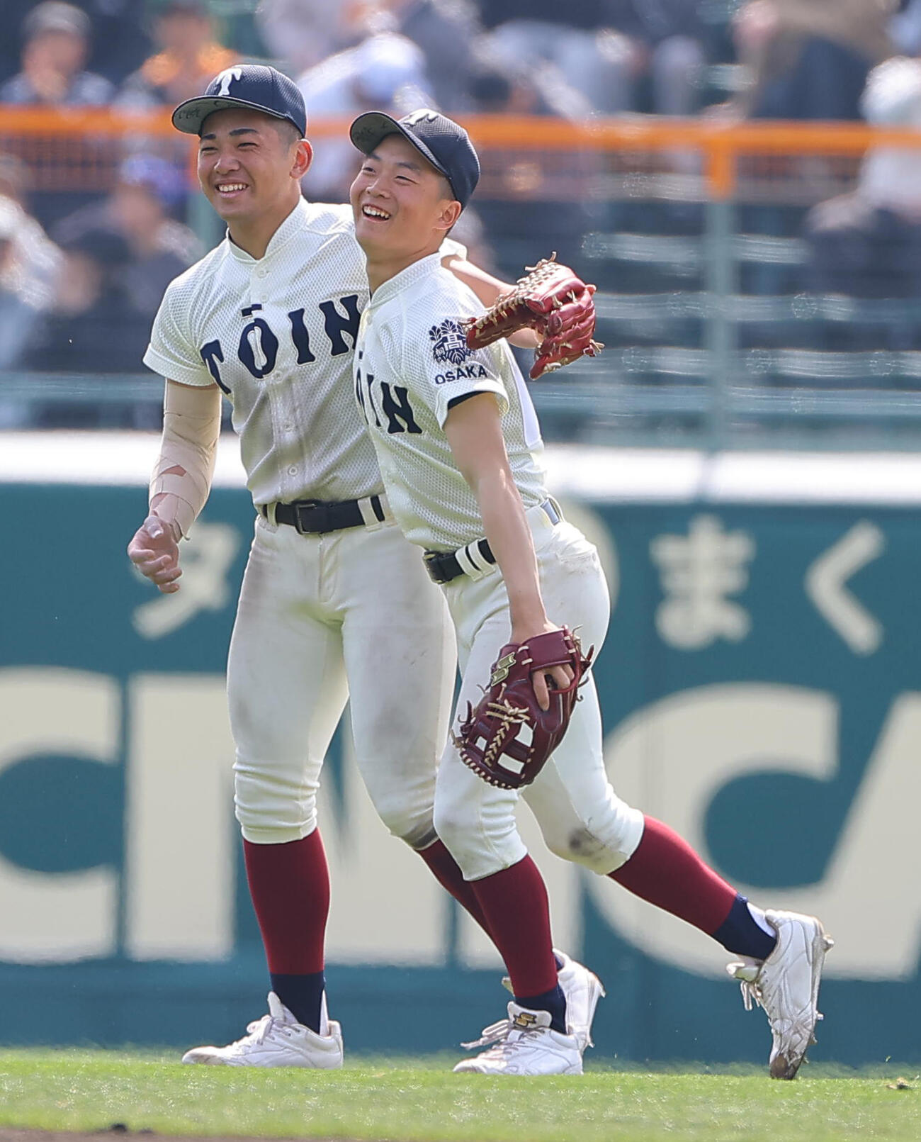 大阪桐蔭対熊本工　6回裏熊本工21死二塁、中島（右）は井藤の遊飛を好捕する（撮影・上田博志）