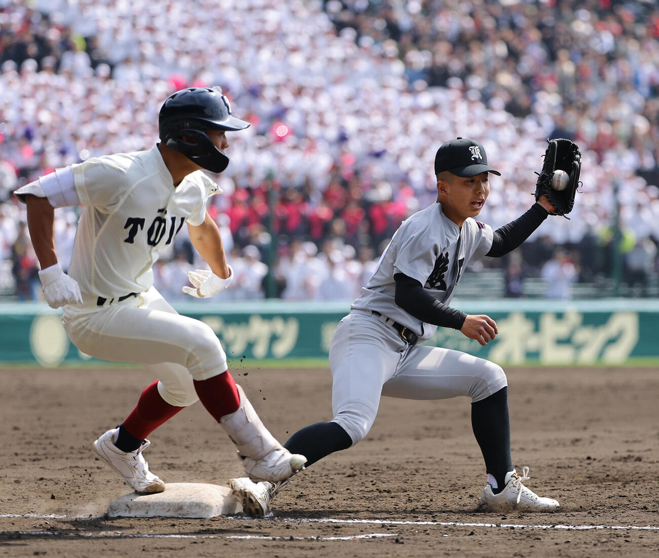 大阪桐蔭対熊本工　8回表大阪桐蔭1死一、二塁、内野安打を放つ内海。右は熊本工エース堤（撮影・上田博志）