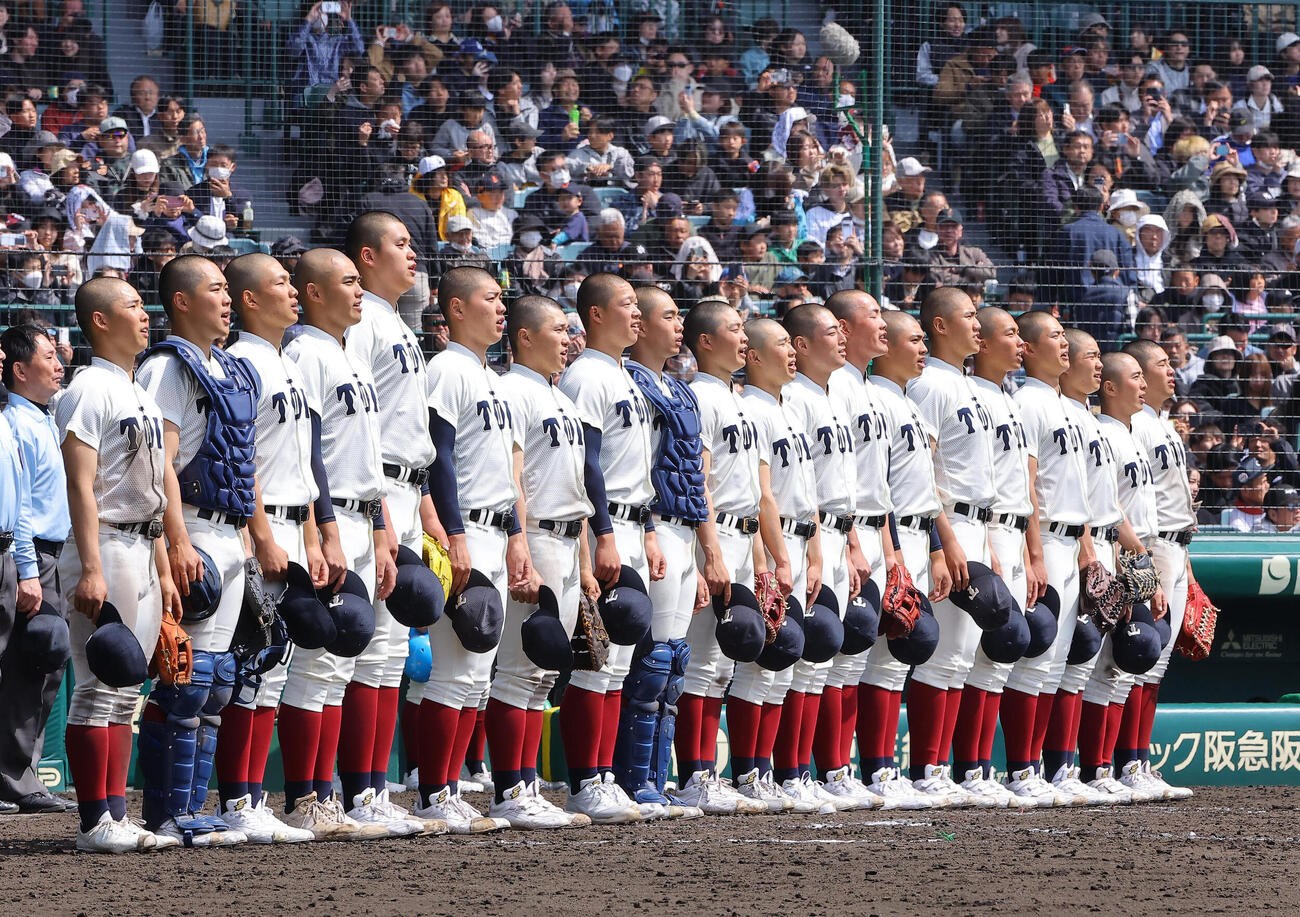 大阪桐蔭対熊本工　熊本工に勝利した大阪桐蔭ナインは校歌を歌う（撮影・上田博志）