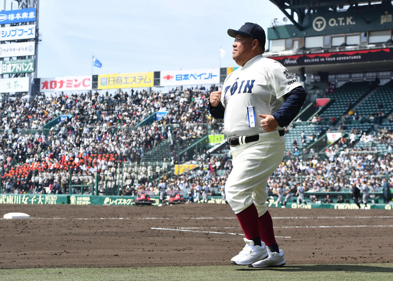 大阪桐蔭対熊本工　熊本工に勝利し、アルプス席の応援団のもとに走る大阪桐蔭・西谷監督（撮影・岩下翔太）