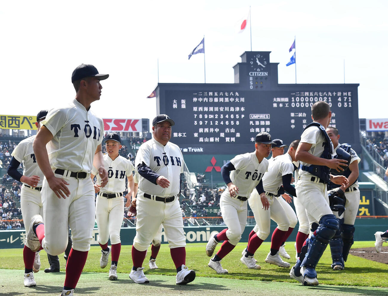 大阪桐蔭対熊本工　熊本工に勝利し、グラウンドから引き揚げる西谷監督（左から4人目）と大阪桐蔭ナイン（撮影・岩下翔太）