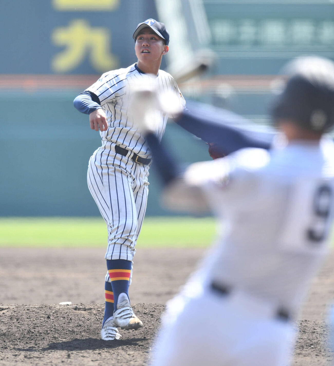中京大中京対帝京　5回表中京大中京無死一塁、荻田（右）に左越え2点本塁打を打たれた帝京・岡田（撮影・岩下翔太）