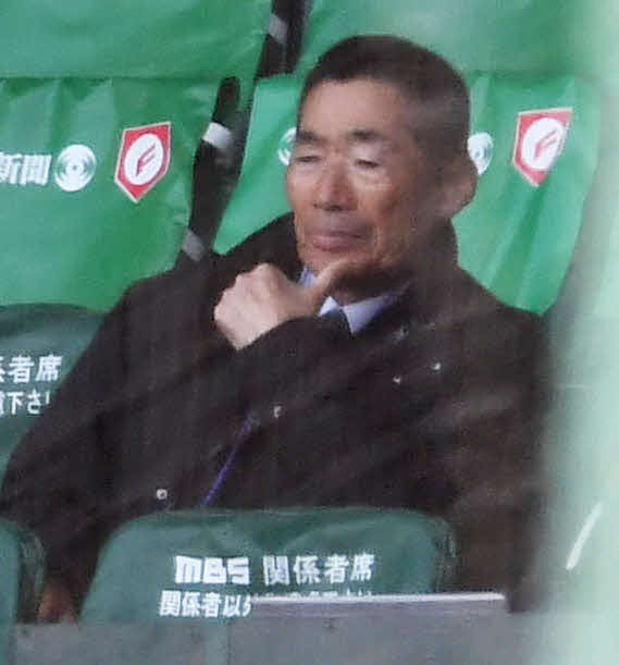 中京大中京対帝京　スタンドから試合を見守る帝京前監督の前田三夫さん（撮影・岩下翔太）